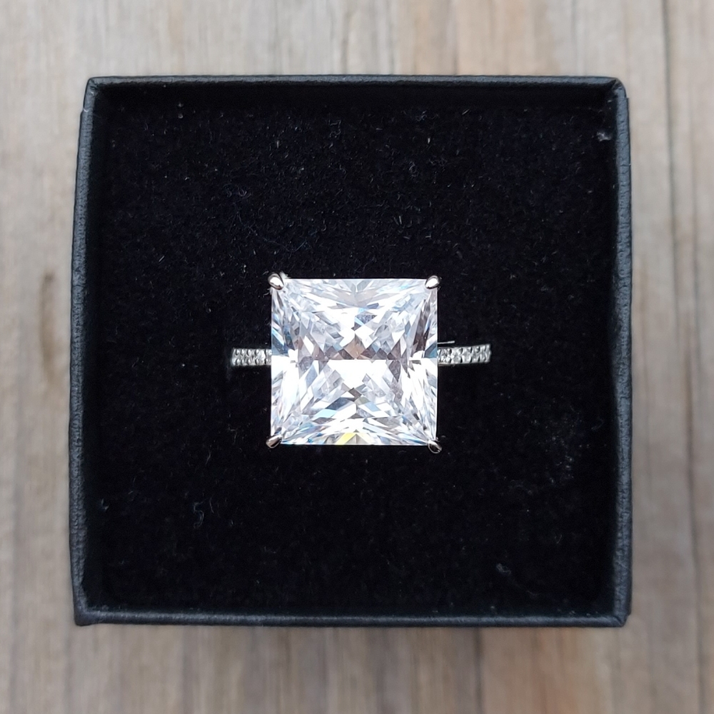 6 carat simulated stone